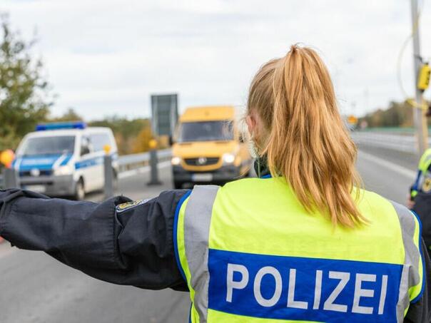 Bosanac u Švicarskoj pod uticajem alkohola rušio bandere pored ceste