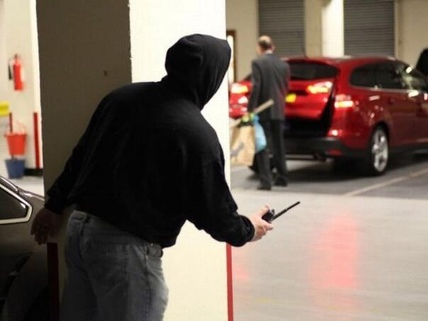 Bosanska Gradiška: Koristili 'ometač' da otključavaju skupa vozila