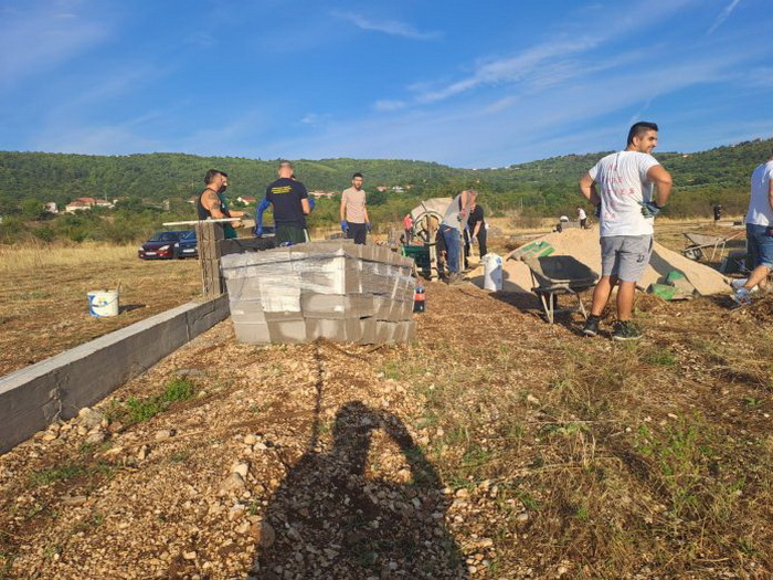 Uzeli stvar u svoje ruke: Bošnjaci Stoca zidaju zid oko lokacije predviđene za harem