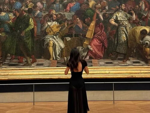 Bosonoga šetnja Kendall Jenner po Louvreu u ponoć postala viralna