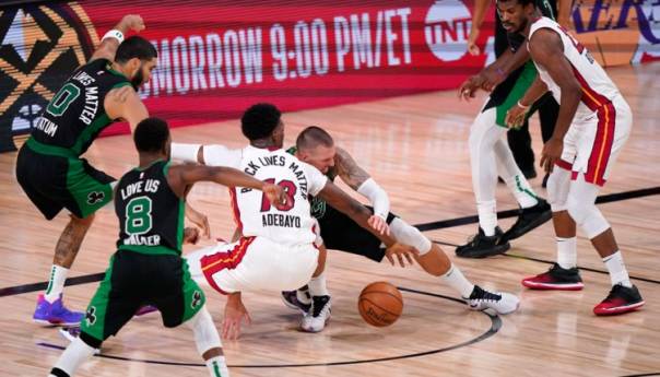 Boston slavio protiv Miamija i smanjio i smanjio zaostatak