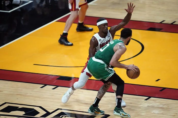 Boston slavio u gostima i spasio se 'metle'