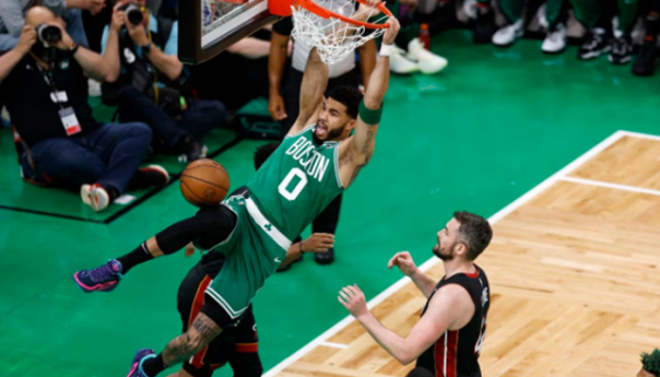 Boston slavio u petoj utakmici i ostao u igri za veliko finale