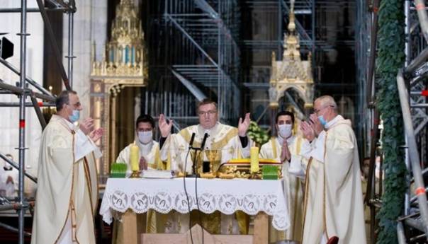 Bozanić: Isus Krist se zauvijek ugradio u povijest svijeta