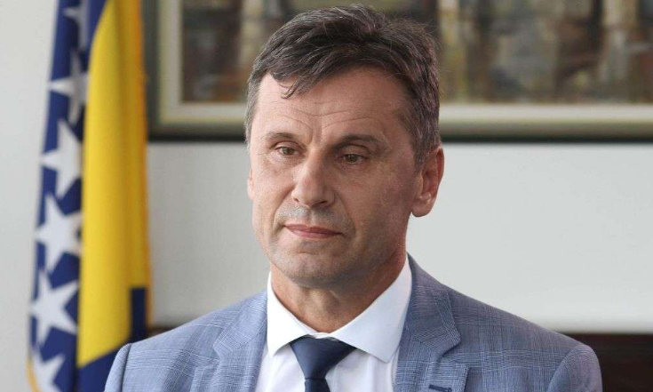Božična čestitka Novalića: Božićni dani su uvijek i nova prilika da učvrstimo naše običaje