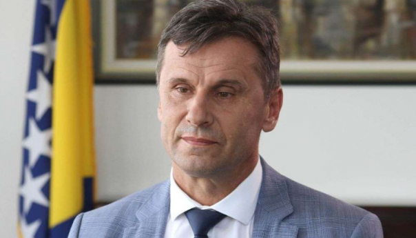 Božična čestitka Novalića: Božićni dani su uvijek i nova prilika da učvrstimo naše običaje