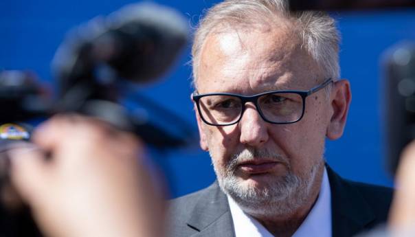 Božinović: Kada se ljudi manje deru, manje se širi virus