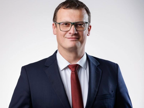 Božović: SDS je nekad vodio psihijatar, a danas njegovi pacijenti bez terapije