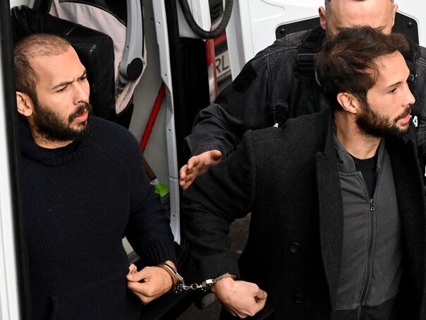 Braća Tate navodno napustili Rumuniju, putuju u SAD