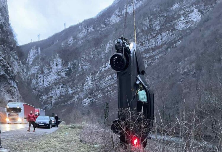 Bračni par sa troje djece sletio u Vrbas, sami se spasili