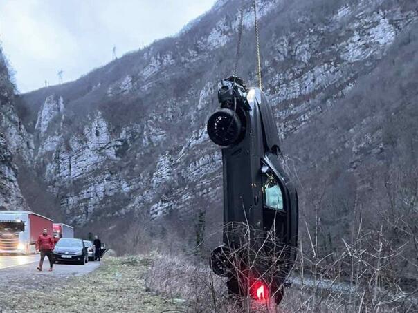 Bračni par sa troje djece sletio u Vrbas, sami se spasili