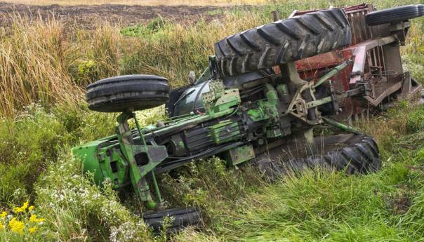Bratunčanin stradao prilikom prevrtanja traktora