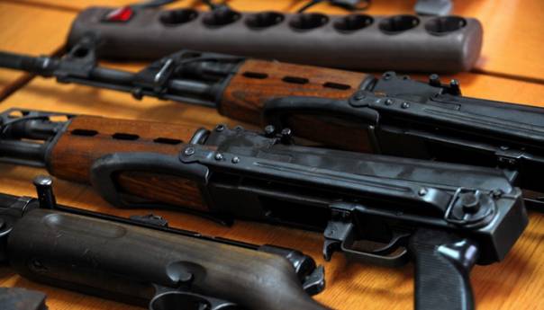 Brčak prodavao automatske puške i kokain