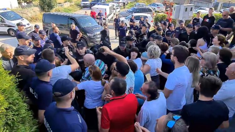 Brešić o protestima: Jedna osoba na intenzivnoj, povrijeđene žene