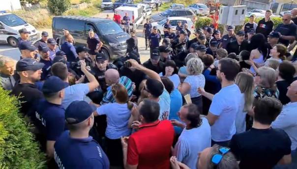 Brešić o protestima: Jedna osoba na intenzivnoj, povrijeđene žene