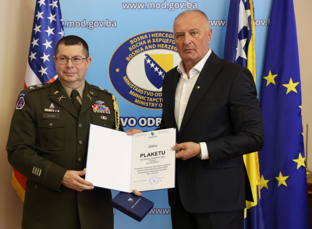 Brigadir Adams odlikovan Zlatnom plaketom MO BiH