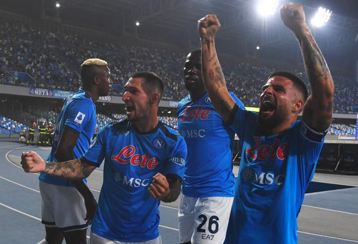 Briljantni Napoli šest od šest