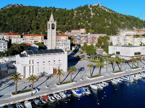 Britanci odabrali najružniji grad u Dalmaciji, većina ljudi iz BiH je bila tamo