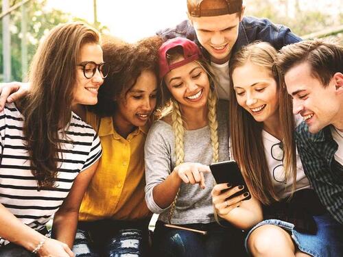 Britanci razmatraju zabranu kupovine mobitela za mlađe od 16 godina