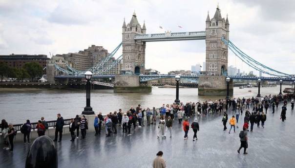 Britanija se ponosi 'redom' za svoju kraljicu
