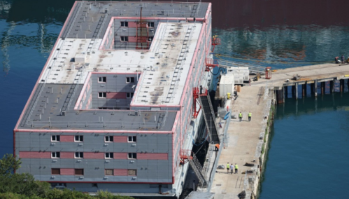 Britanija započela izmještanje migranata u stambenu baržu u Portlandu