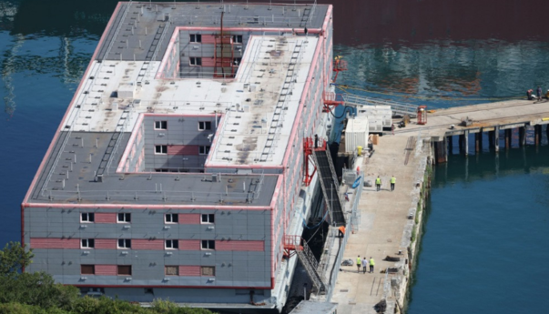 Britanija započela izmještanje migranata u stambenu baržu u Portlandu