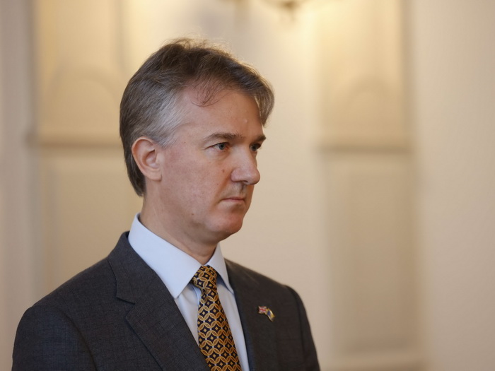 Britanska ambasada: Mora prestati politički pritisak na državne službenike da napuste institucije