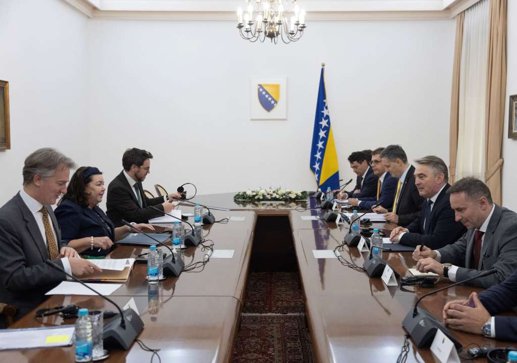 Britanska izaslanica: Država ima institucije kako bi odgovorile na krizu!