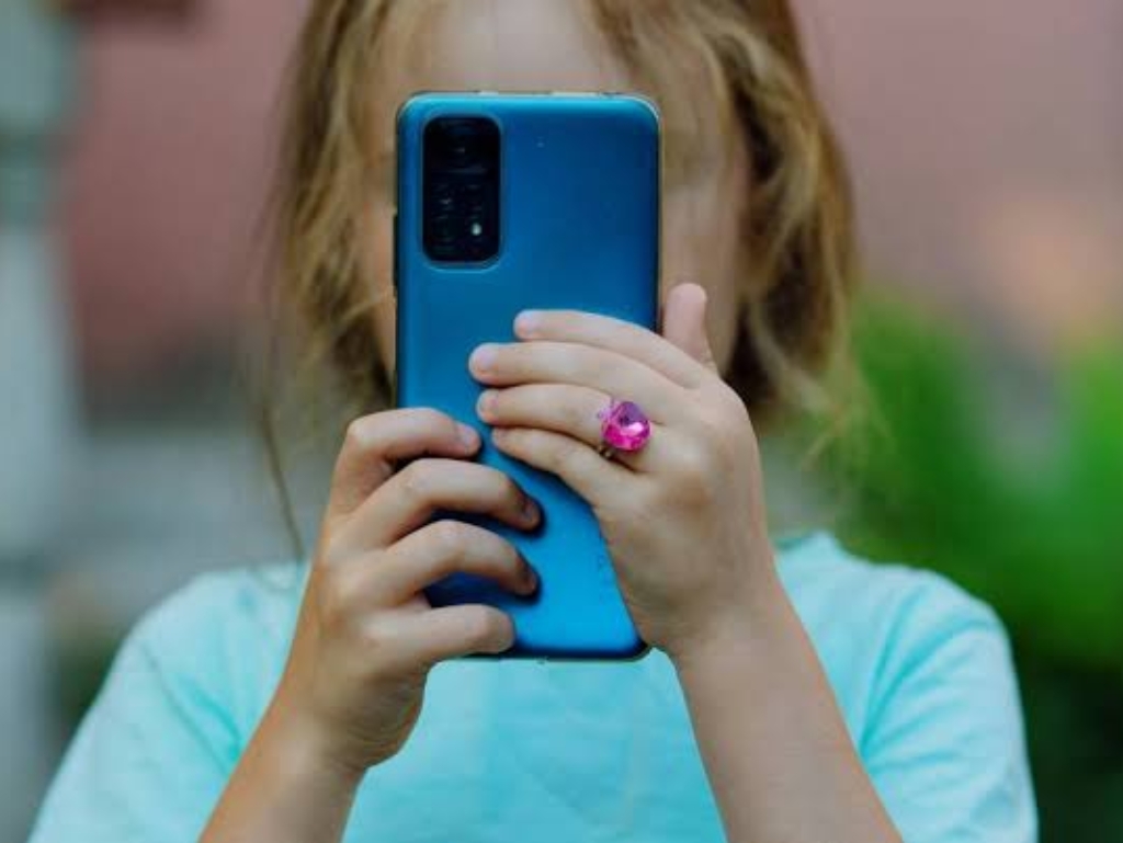 Britanske vlasti upozoravaju: Jedna fotografija djeteta dovoljna je za AI ucjenu