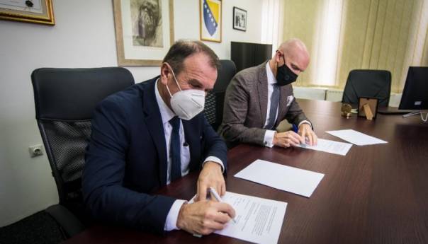 Britanski ambasador Field posjetio Memorijalni centar Srebrenica