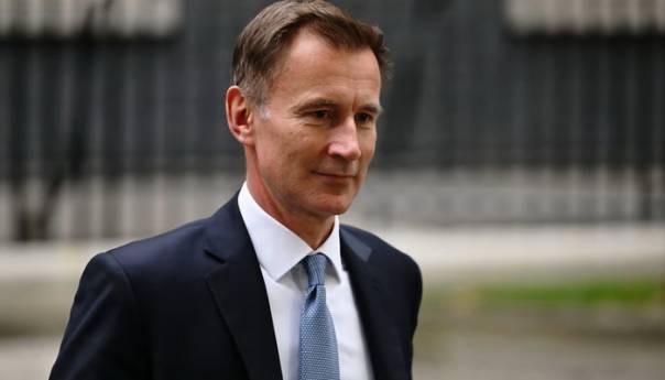 Britanski ministar finansija odbacio gotovo sve vladine planove za smanjenje poreza
