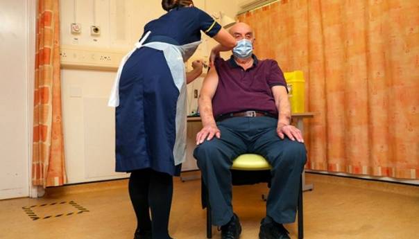 Britanski pacijent na dijalizi prvi primio vakcinu AstraZeneca/Oxford