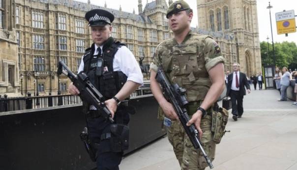 Britanski policajci napadnuti tokom rastjerivanja ilegalne noćne zabave