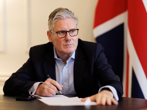 Britanski premijer se nada da će kraljevski doček Trumpa zaštititi od zamki