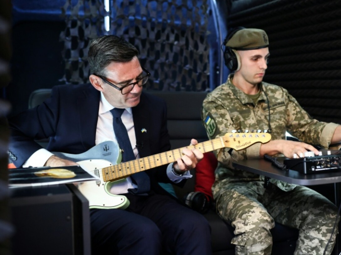 Britanski premijer u Kijevu zasvirao gitaru i obišao razoreni tržni centar