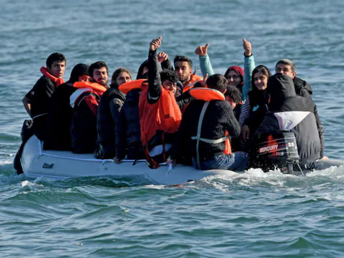 Britanski službenici krali novac od migranata sa malih čamaca