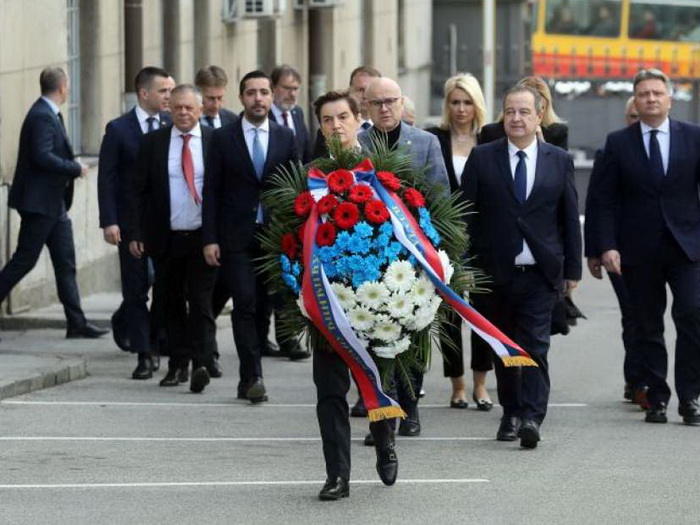Brnabić i članovi vlade položili vijence povodom godišnjice ubistva Đinđića