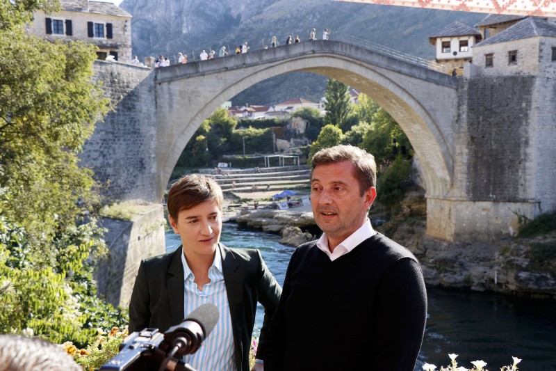 Brnabić s Kordićem na Starom mostu u Mostaru