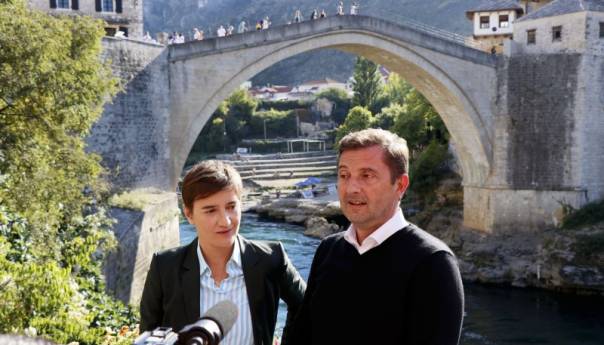 Brnabić s Kordićem na Starom mostu u Mostaru