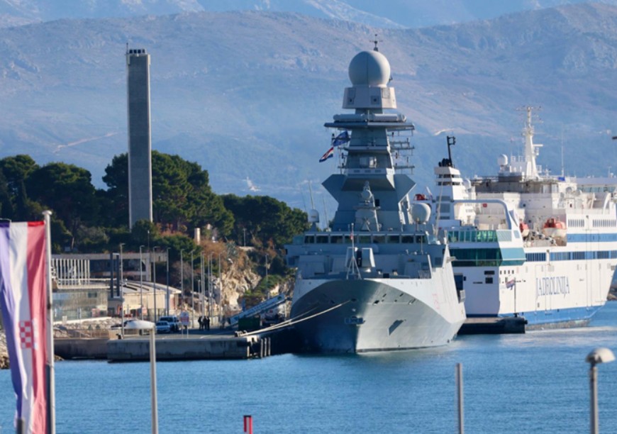 NATO brod dug 145 metara stigao u Split