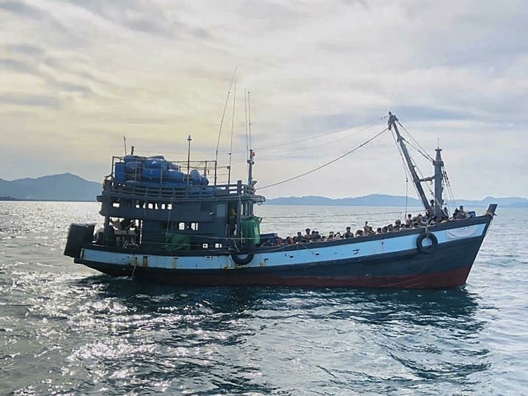 Brod s migrantima potonuo kod granice Malezije i Tajlanda, stotine nestalih