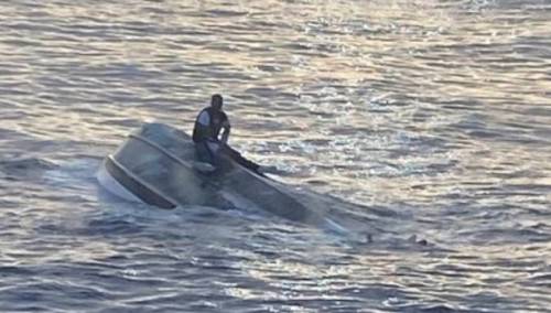 Brod sa 39 osoba se prevrnuo kod Floride, pronađen jedan preživjeli