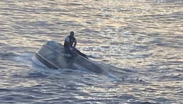 Brod sa 39 osoba se prevrnuo kod Floride, pronađen jedan preživjeli