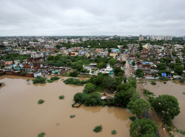 Broj mrtvih u poplavama na indijskim Himalajima popeo se na 74