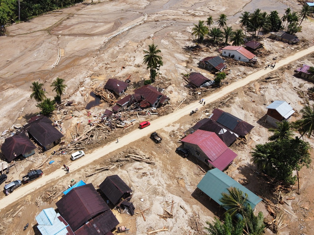 Broj mrtvih u poplavama na Sumatri premašio 600
