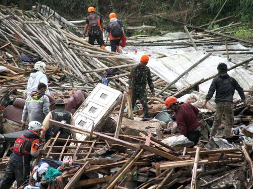 Broj poginulih u klizištu u Indoneziji porastao na 17