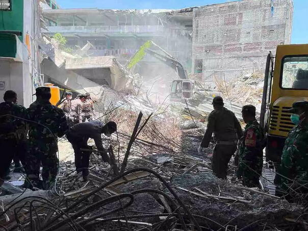 Broj poginulih u urušavanju škole u Indoneziji porastao na 63