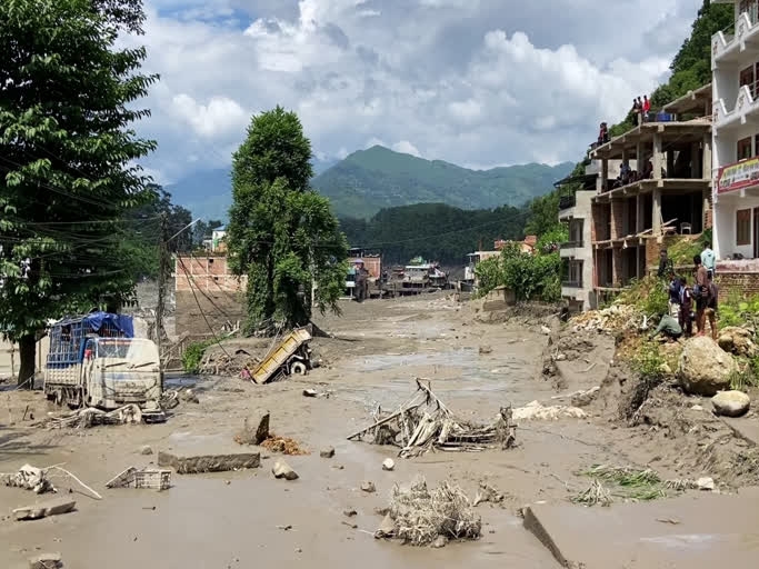 Broj žrtava katastrofalnih poplava u Nepalu i Kini premašio 1.000