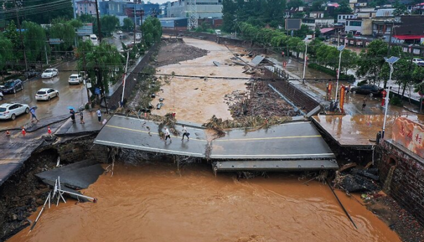 Broj žrtava poplava u Kini porastao na 33, kiša i dalje pada