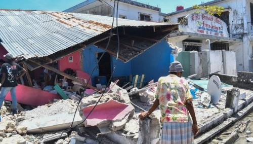 Broj žrtava potresa na Haitiju porastao na 2.207, stiže međunarodna pomoć
